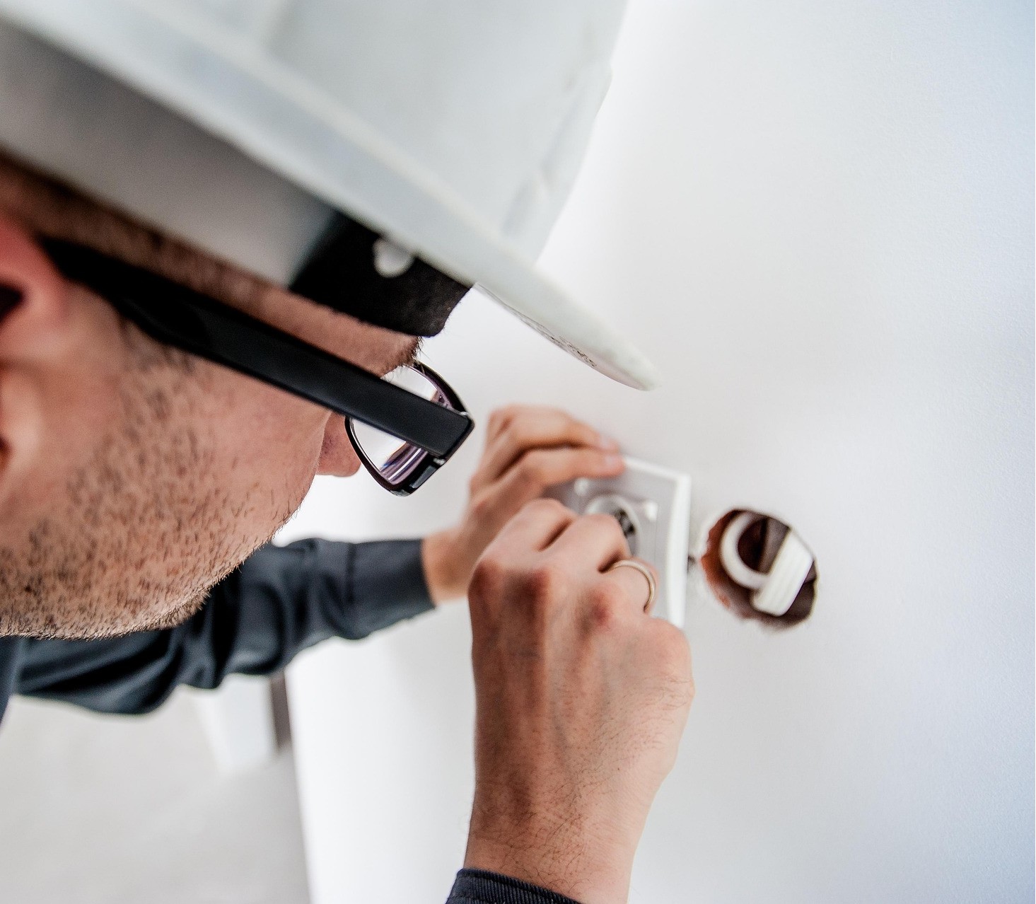 jarmoluk-electrician-1080554_1920